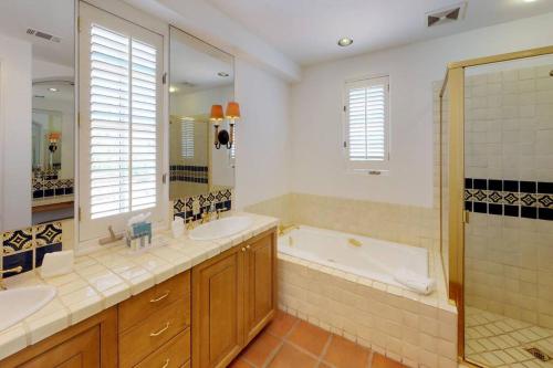 拉昆塔SV006 Secluded Spa Villa Studio at LQ Resort的浴室配有2个盥洗盆、浴缸和淋浴。