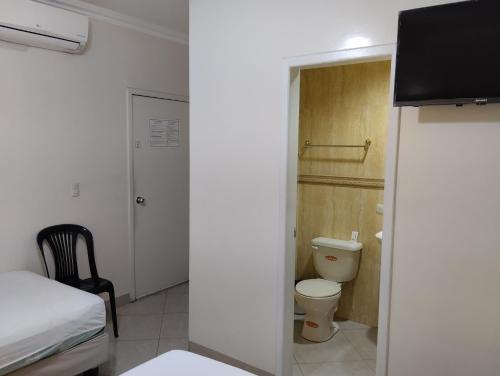 瓜亚基尔Hotel Jeshua Simmonds的小房间设有床和卫生间