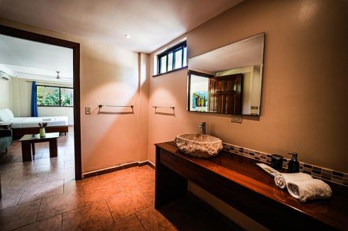 博卡斯德尔托罗Sol y Sombra的一间带水槽和镜子的浴室