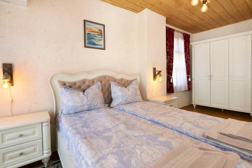 内塞伯尔ВИЛА ТЪРТЕФФ的一间卧室配有一张带蓝色棉被的床