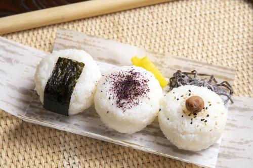天川村Ichimaru Ryokan - Vacation STAY 59281v的盘上四种不同类型的寿司