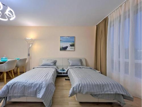 圣弗拉斯Premium Apartment Villa Aristo的一间带两张床和一张桌子的卧室以及一间用餐室