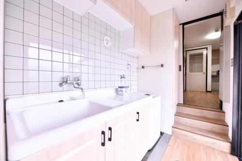 泉佐野BRUCE HOUSE - Vacation STAY 9370的白色的浴室设有水槽和浴缸。
