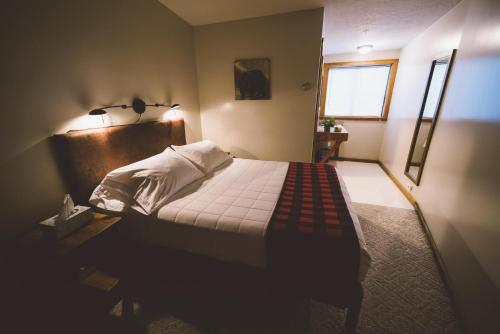 阿尔塔特通提皮旅馆的一间带床的卧室,位于带窗户的房间内
