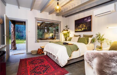 KaootaLaid Back Manor, luxury and private golf的一间卧室设有一张床和一个窗口