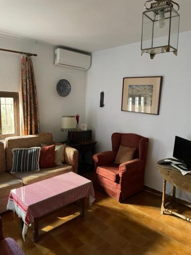 格拉纳达拉卡斯塔德尔喀拉隆旅馆的客厅配有沙发和椅子