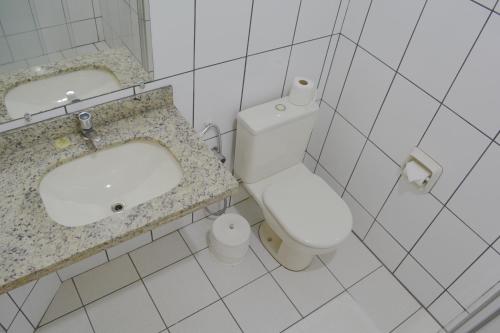 乌贝兰迪亚Sara Palace Hotel的浴室配有白色卫生间和盥洗盆。