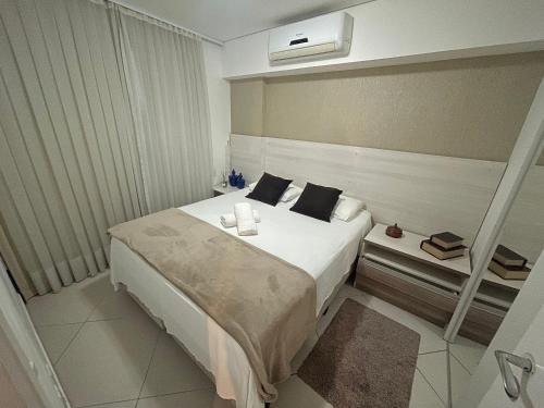 福塔莱萨LANDSCAPE - Beira mar platinum的一间卧室配有一张带白色床单的大床
