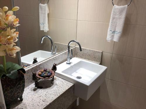 福塔莱萨LANDSCAPE - Beira mar platinum的一间带水槽和镜子的浴室