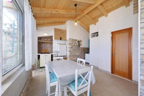 尼亚卢卡Secluded fisherman's cottage Cove Stiniva, Korcula - 11389的厨房以及带桌椅的用餐室。