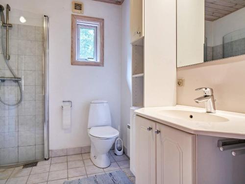 维斯特索马肯Holiday home Aakirkeby XXXIX的浴室配有卫生间、盥洗盆和淋浴。