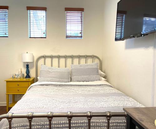 利奇菲尔德公园Casita Alkie的卧室配有床、桌子和窗户。