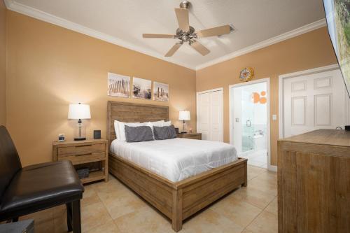 棕榈海岸933 Cinnamon Beach, 3 Bedroom, Sleeps 8, 2 Pools, Elevator, WiFi的一间卧室配有一张床和吊扇