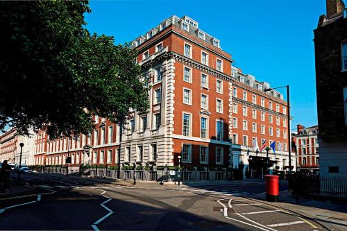 伦敦万豪伦敦格罗夫纳广场酒店的城市街道上一座大型红砖建筑