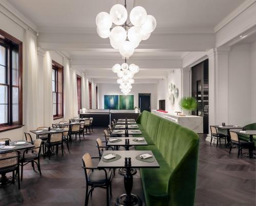 悉尼悉尼洲际酒店的一间带桌椅和吊灯的用餐室