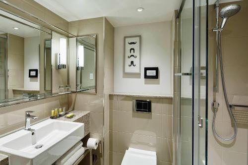 伦敦伦敦摄政公园万豪酒店的一间带水槽和淋浴的浴室