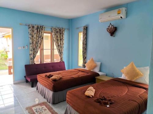 高兰Salatan Resort的蓝色墙壁客房的两张床