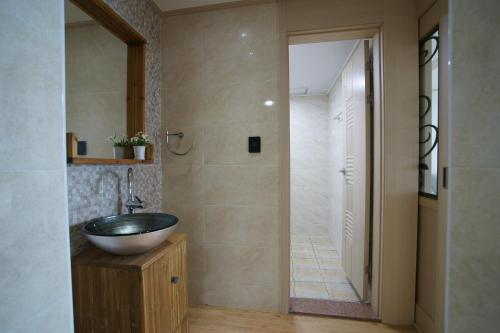 济州市The Beach Pension的浴室配有盥洗盆和步入式淋浴间。