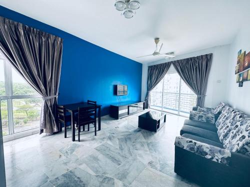 波德申PD MARINA RESORT 2的蓝色的客厅配有沙发和桌子