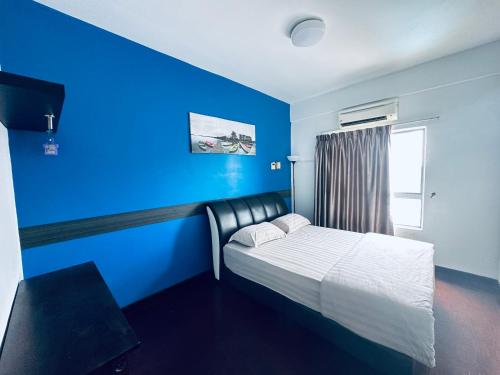 波德申PD MARINA RESORT 2的蓝色的客房设有床和窗户。