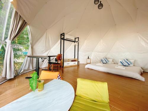 阁遥岛Touch Glamping Koh Yao Noi ทัช แกรมปิ้ง เกาะยาวน้อย的帐篷内带两张床的房间