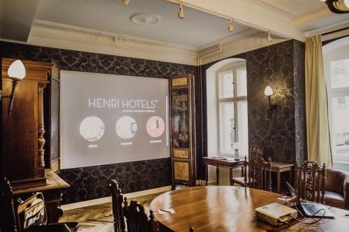 柏林柏林选帝侯大道亨利酒店的一间会议室,墙上有桌子和标志