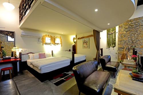 九份温莎堡涵馆民宿的酒店客房,配有一张床、一张桌子和椅子