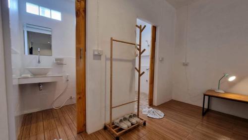 素可泰素可泰老镇精品旅馆的浴室设有水槽和地板上的带鞋的淋浴。