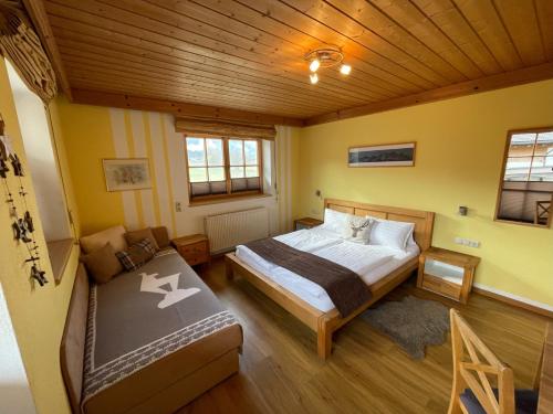 基茨比厄尔Apartments Golfweg的一间卧室配有一张床和一张桌子