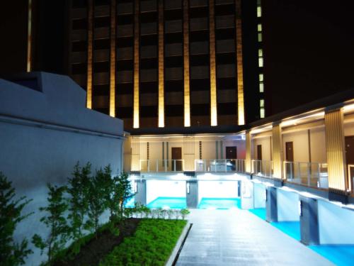 高雄高雄富野渡假酒店的享有酒店游泳池的夜间景色