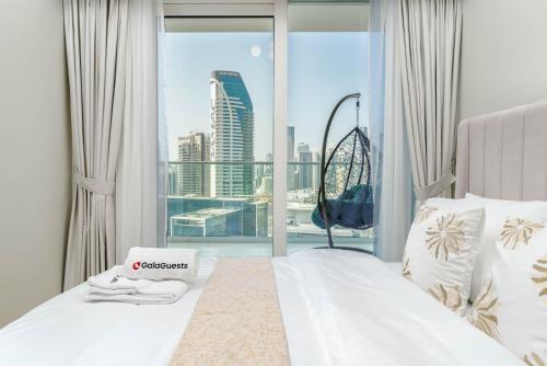 迪拜Delightful 2BR apartment at Reva Residences的一间市景卧室,配有一张床