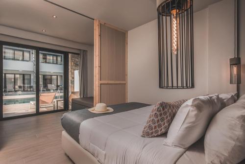 卡拉马孔Cavo di Suites的一间卧室配有一张床、一张沙发和一个窗口