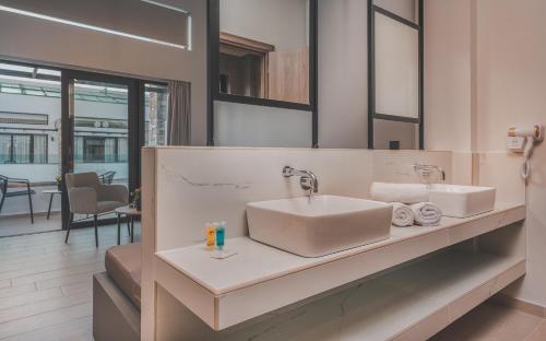 卡拉马孔Cavo di Suites的一间带水槽和镜子的浴室
