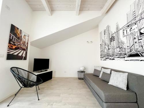 皮内托Homiday - Residenza Caravelle的带沙发和电视的客厅