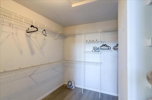 海沃德@ Marbella Lane - 4BR City Escape in Hayward的浴室设有玻璃门和步入式淋浴间