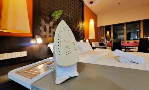 Kampong Penaga1 - 5pax Lagoon View@ Sunway Resort Suite Pyramid的一间酒店客房,床上设有冲浪板