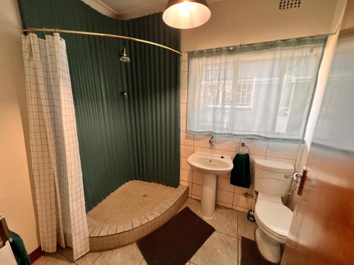 肯普顿帕克Firefly Budget Friendly Guest House的带淋浴、卫生间和盥洗盆的浴室