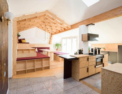 因斯布鲁克Montagu Hostel的一个带木制橱柜和厨房岛的厨房