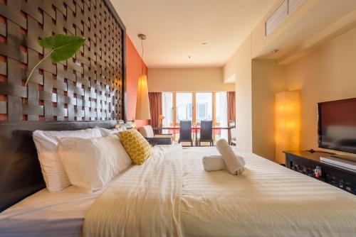 Kampong Penaga1 - 5pax Lagoon View@ Sunway Resort Suite Pyramid的卧室配有一张大白色床和平面电视