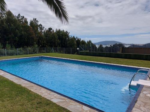 塞埃APARTAMENTO ESTORDE - COSTA DA MORTE的院子里的大型蓝色游泳池