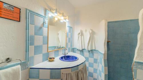胡斯卡尔Los Arrieros Júzcar by Ruralidays的蓝色和白色的浴室设有水槽和镜子