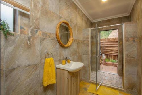 玛洛斯帕克Kaya KaBush的一间带水槽和镜子的浴室