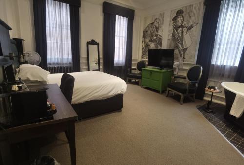 约克朱德科特酒店的酒店客房配有一张床、一张书桌和一台电视。