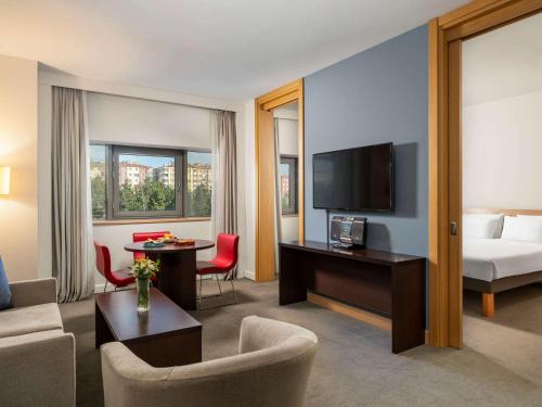 开塞利诺富特凯塞利酒店的酒店客房设有床和客厅。