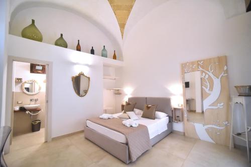 加利波利L'Antica Rimessa Da Gigi的一间卧室配有床、镜子和水槽
