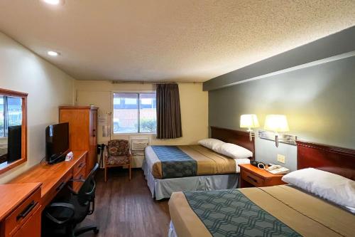 卡尔加里伊科诺村汽车旅馆 的酒店客房设有两张床和电视。