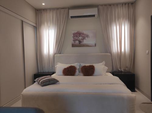 塞拉莱Star Hawana Salalah Forest Island的卧室配有一张白色床,上面有两只泰迪熊
