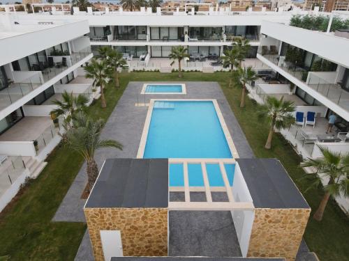 马尔德·克里斯塔尔Outstanding 2 bed apartment with rooftop sea views的享有公寓大楼空中景致,设有游泳池
