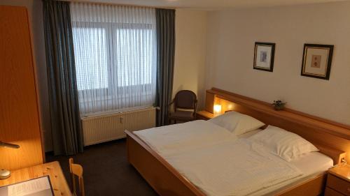 埃森Apparthaus Arosa的酒店客房设有床和窗户。