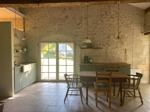 Bourg-CharenteBeautiful riverside boathouse的一间厨房,里面配有桌椅